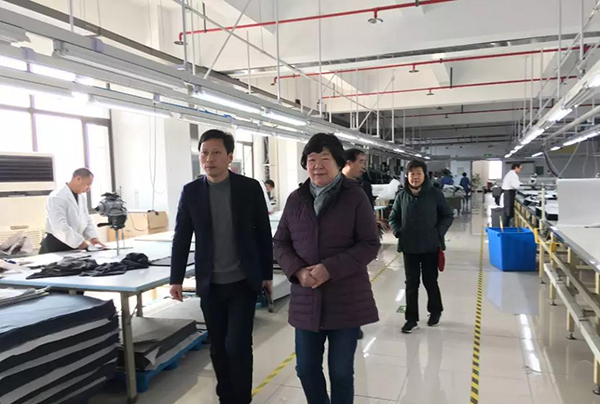 虎豹集團(tuán)沙增斌副總經(jīng)理陪同謝會(huì)長(zhǎng)、郁會(huì)長(zhǎng)參觀工廠
