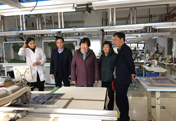 虎豹集團(tuán)沙增斌副總經(jīng)理陪同謝會(huì)長(zhǎng)、郁會(huì)長(zhǎng)參觀工廠